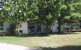 Colonial Bay Motel And Cottages